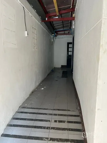 店屋 出租在Wang Thonglang, Bangkok - 狭长瓷砖走道，裸露天花与管线通往后区。