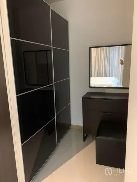 คอนโด ให้เช่าหรือขาย - มุมตู้เสื้อผ้าแบบบิลท์อินผิวเงา พร้อมโต๊ะเครื่องแป้งและกระจก