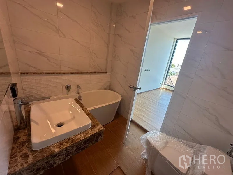 สำนักงานที่บ้าน ให้เช่าในWang Thonglang, Bangkok - ห้องน้ำพร้อมอ่างอาบน้ำและเคาน์เตอร์หินอ่อน เชื่อมต่อห้องนอน