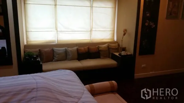 บ้าน ให้เช่าในLat Krabang, Bangkok - มุมนั่งเล่นในห้องนอน โซฟาทรงยาวใต้ม่านบังแสงนุ่มนวล