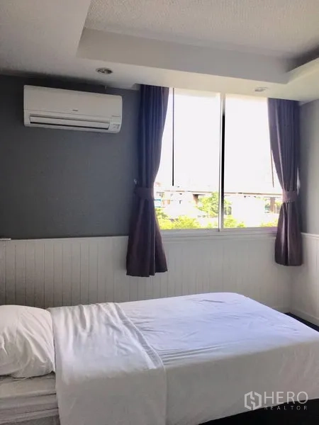 คอนโด ให้เช่าในKhlong Toei, Bangkok - ห้องนอนที่สอง แสงธรรมชาติ หน้าต่างม่านทึบและเครื่องปรับอากาศ