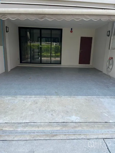 ทาวน์เฮาส์ ให้เช่าหรือขายในYan Nawa, Bangkok - ที่จอดรถสองคันใต้กันสาด พร้อมประตูกระจกบานเลื่อนกรอบดำ