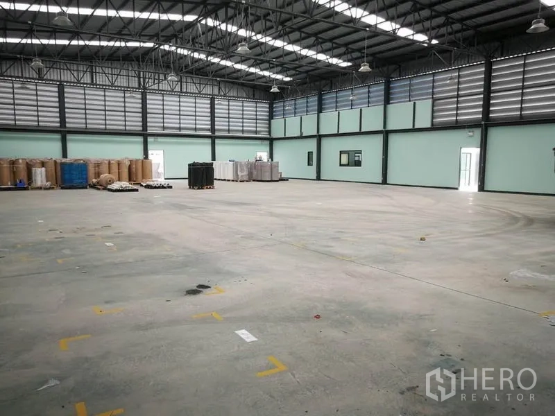 โรงงาน ขายในBang Lamung, Chon Buri - ภายในโกดังโปร่ง หลังคาโครงเหล็กสูง มีสกายไลท์และพื้นคอนกรีตตีเส้น