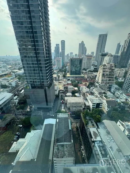 公寓 出售在Bang Rak, Bangkok - 从公寓俯瞰是隆与沙吞高楼群及街景。