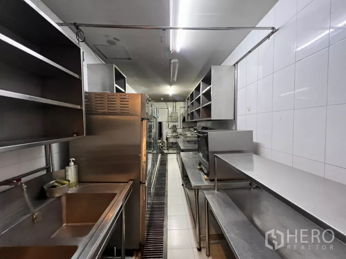 零售空间 出租 - 长廊式厨房，水槽、烤箱与不锈钢备餐台。