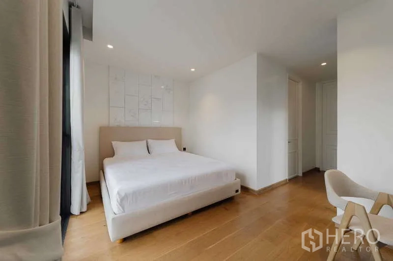 ทาวน์เฮาส์ ให้เช่าหรือขายในWatthana, Bangkok - ห้องนอนกว้าง เตียงคิง พื้นไม้ และหน้าต่างบานใหญ่