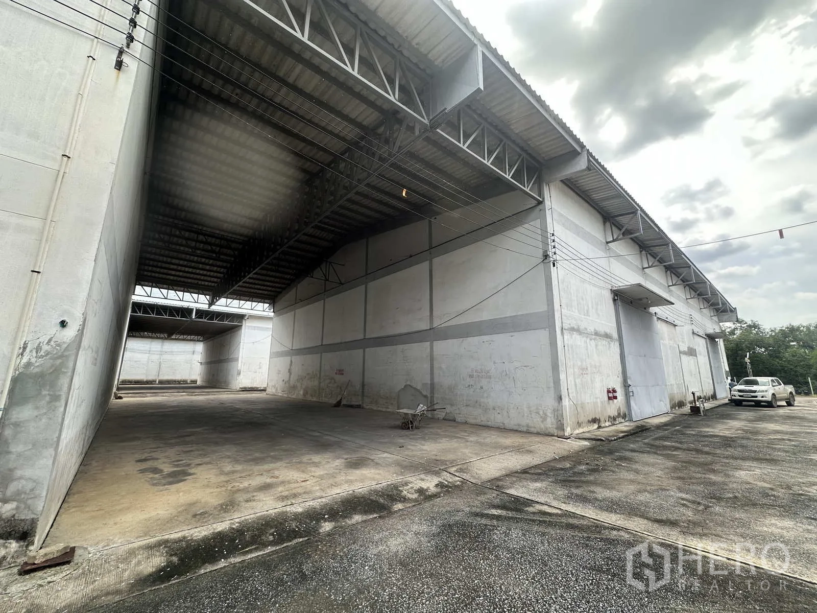 คลังสินค้า ให้เช่าในPhra Nakhon Si Ayutthaya - พื้นที่โหลดสินค้าหลังคาคลุมระหว่างอาคาร พร้อมลานคอนกรีต