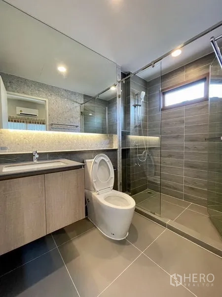 บ้าน ให้เช่าในBang Kapi, Bangkok - ห้องน้ำร่วมสมัย เคาน์เตอร์อ่างล้างหน้า โถสุขภัณฑ์ และโซนอาบน้ำ