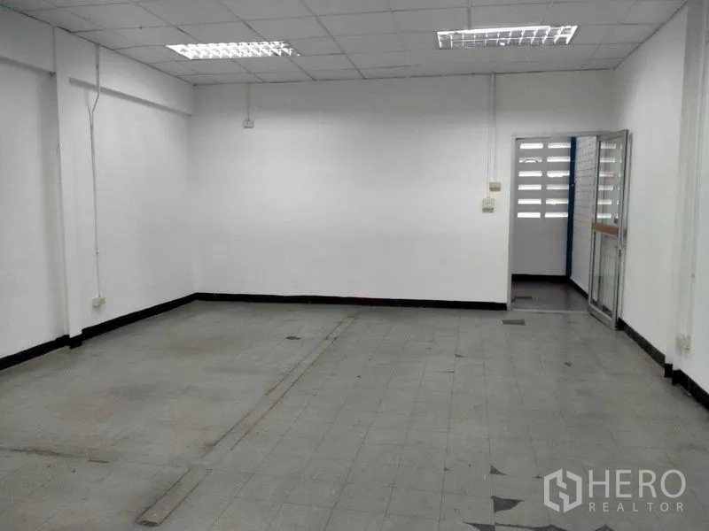 คลังสินค้า ให้เช่าในBang Phli, Samut Prakan - ห้องออฟฟิศโล่ง ผนังสีขาว พื้นกระเบื้องภายในโกดัง