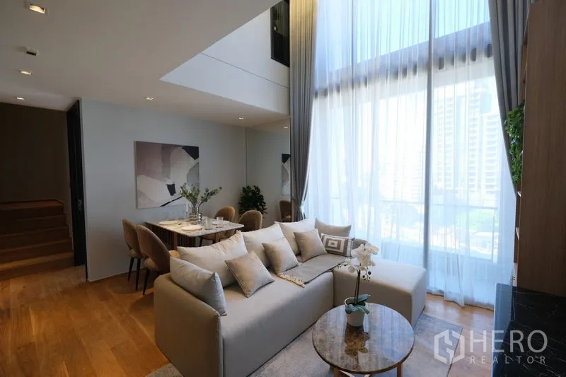 公寓 出租 - 舒适客厅配沙发与茶几，窗外城市天际线尽收眼底。