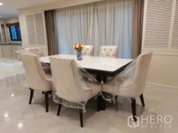 อพาร์ทเมนท์ ให้เช่าในWatthana, Bangkok - มุมรับประทานอาหารสว่างด้วยโต๊ะสีขาวและเก้าอี้บุผ้า 6 ที่นั่ง พื้นกระเบื้องเงาและผ้าม่านยาว