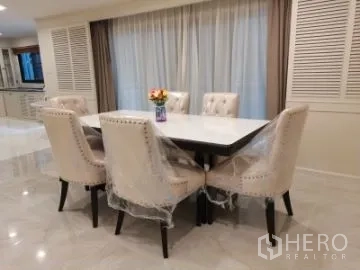 อพาร์ทเมนท์ ให้เช่าในWatthana, Bangkok - มุมรับประทานอาหารสว่างด้วยโต๊ะสีขาวและเก้าอี้บุผ้า 6 ที่นั่ง พื้นกระเบื้องเงาและผ้าม่านยาว