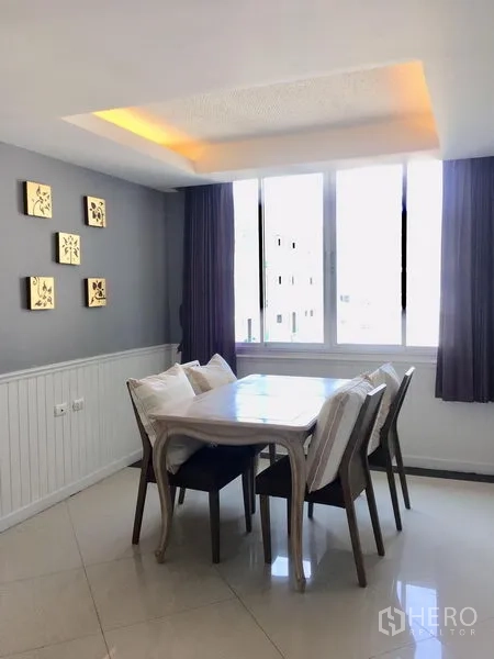คอนโด ให้เช่าในKhlong Toei, Bangkok - มุมรับประทานอาหารสว่างไสว โต๊ะสี่ที่นั่ง ใต้ฝ้าซ่อนไฟ