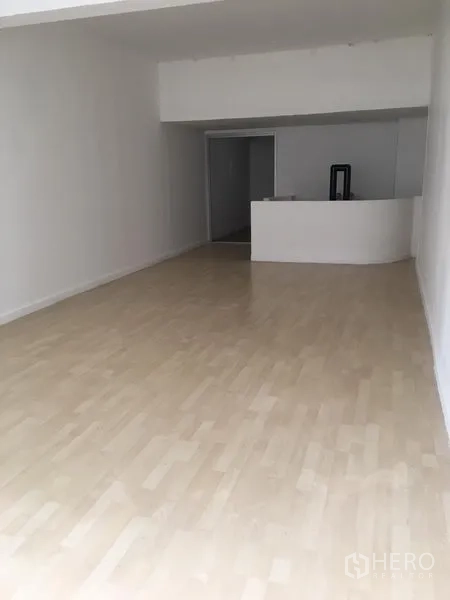 อาคารพาณิชย์ ให้เช่าในKhlong Toei, Bangkok - ห้องโทนขาวสว่าง พื้นไม้สีอ่อน มีเคาน์เตอร์ต้อนรับขนาดกะทัดรัดด้านหลัง