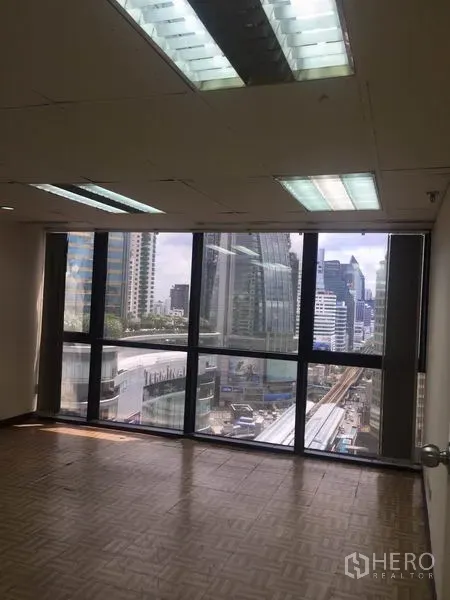 สำนักงาน ให้เช่าในWatthana, Bangkok - ออฟฟิศแบบเปิดโล่ง หน้าต่างสูงจากพื้นจรดเพดาน มองเห็นแนวรถไฟฟ้าและตึกสูง