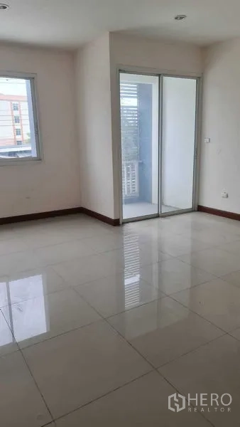 联排别墅 for 在Lam Luk Ka, Pathum Thani - 采光充足的房间，亮面地砖，推拉门通阳台。