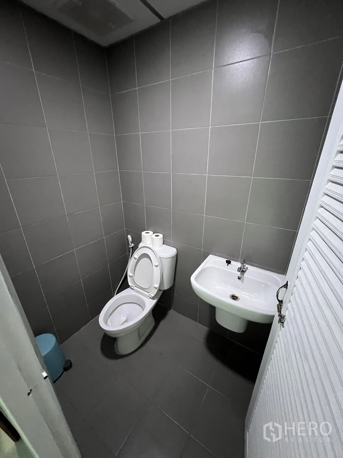 อาคารพาณิชย์ ให้เช่าหรือขายในWatthana, Bangkok - ห้องน้ำกระเบื้องสีเทา โถสุขภัณฑ์และอ่างติดผนัง