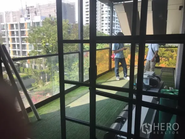 零售空间 出租在Watthana, Bangkok - 零售单元外的城市景观阳台，玻璃护栏与人造草坪