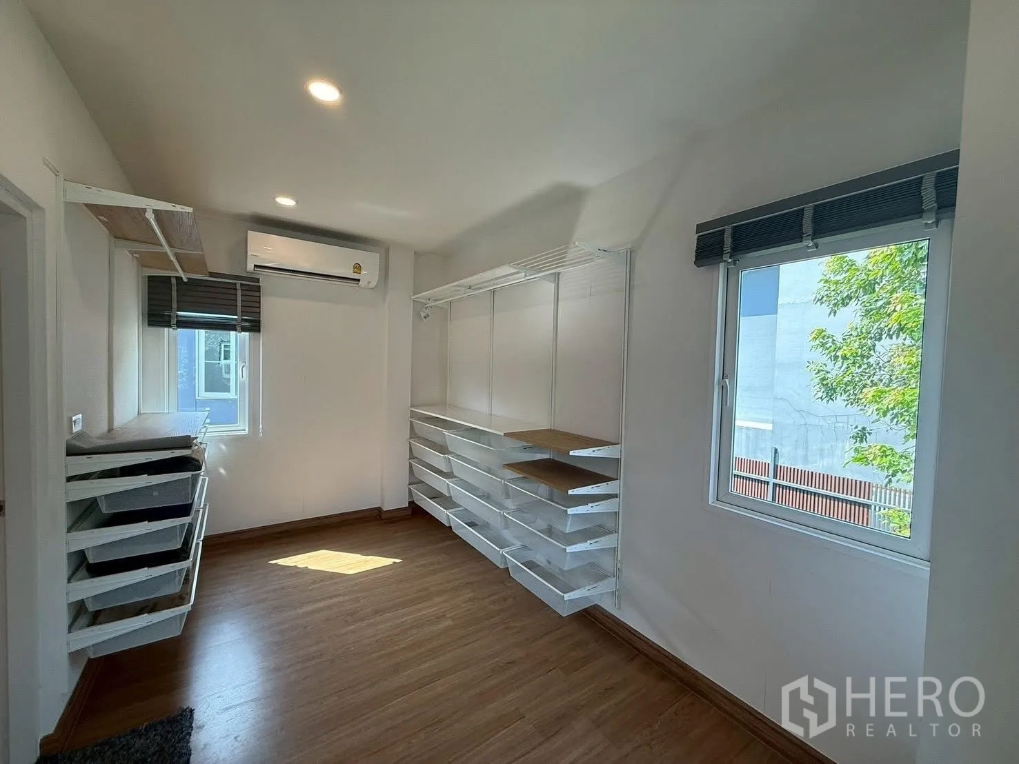 Detached House for rent in Prawet, Bangkok - Walk-in closet room with open shelving, drawers and air conditioner.
