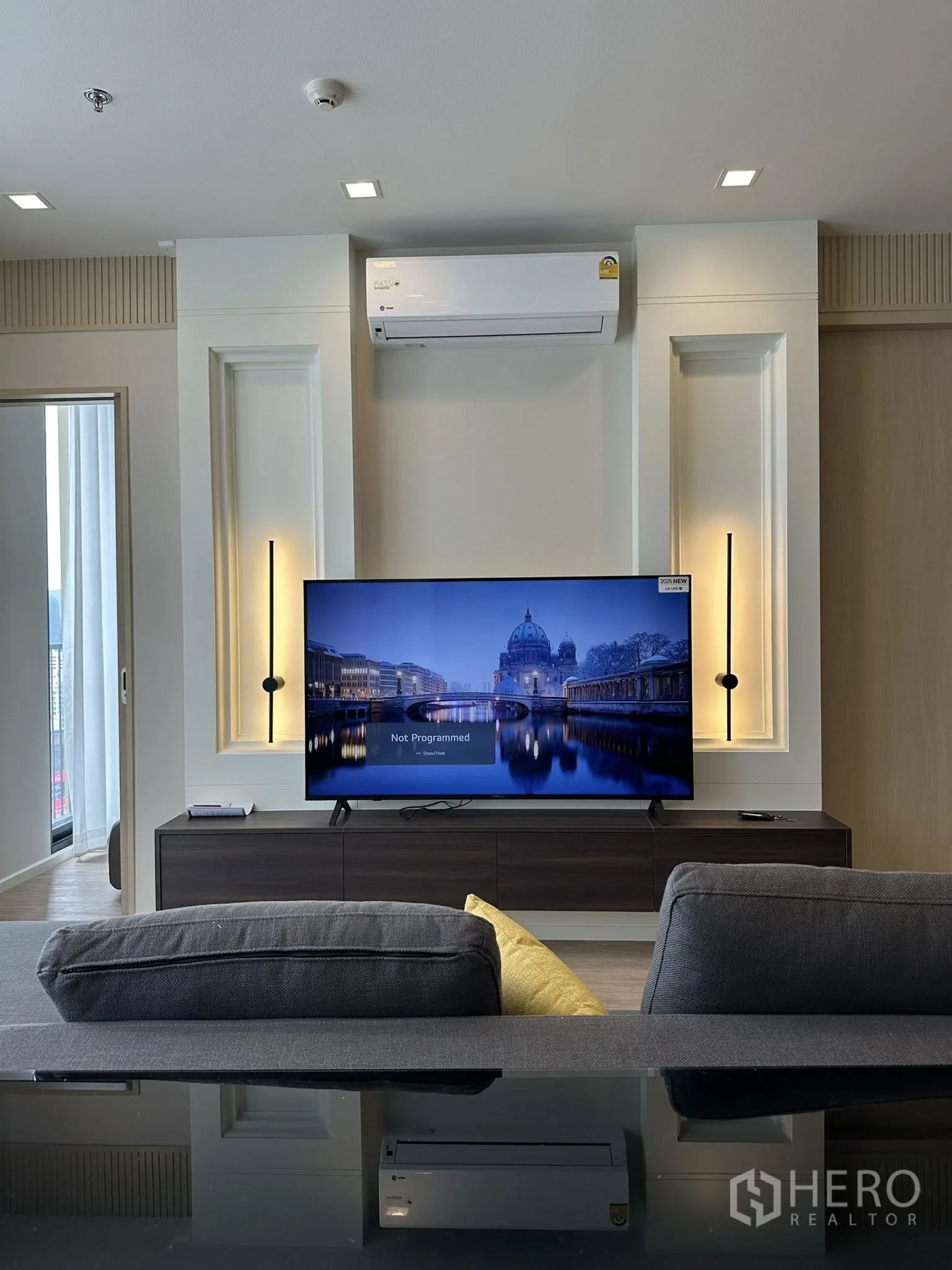 คอนโด ให้เช่าในWatthana, Bangkok - ผนังทีวีไฮไลต์ พร้อมสมาร์ททีวี 65 นิ้ว ใต้แอร์แบบสปลิตและไฟบิวท์อิน