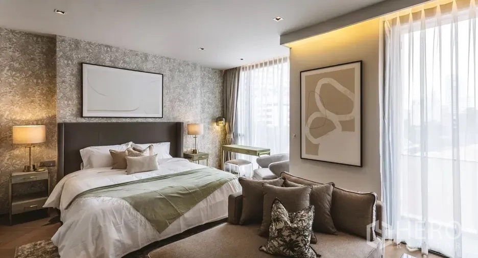 คอนโด ให้เช่าในWatthana, Bangkok - โต๊ะแต่งตัวหน้าห้องน้ำ อ่างอาบน้ำลอยตัว และอ่างล้างหน้าคู่