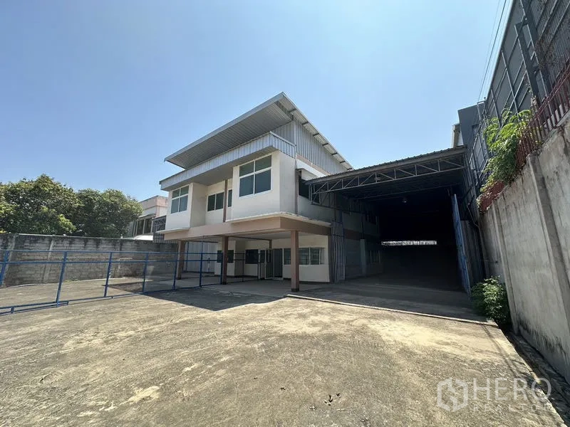 คลังสินค้า ให้เช่าในBueng Kum, Bangkok - ทางเข้าและลานจอดกว้าง มองเห็นช่องโหลดสินค้ามีหลังคาทางขวา