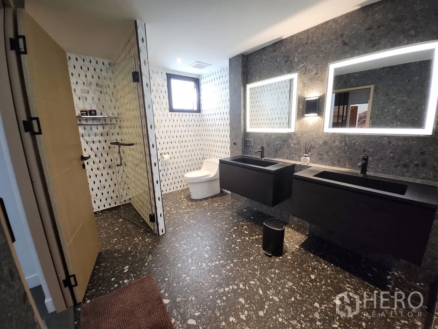 Detached House for rent in Bang Phli, Samut Prakan - Large bathroom with double vanity, walk-in shower and patterned flooring.