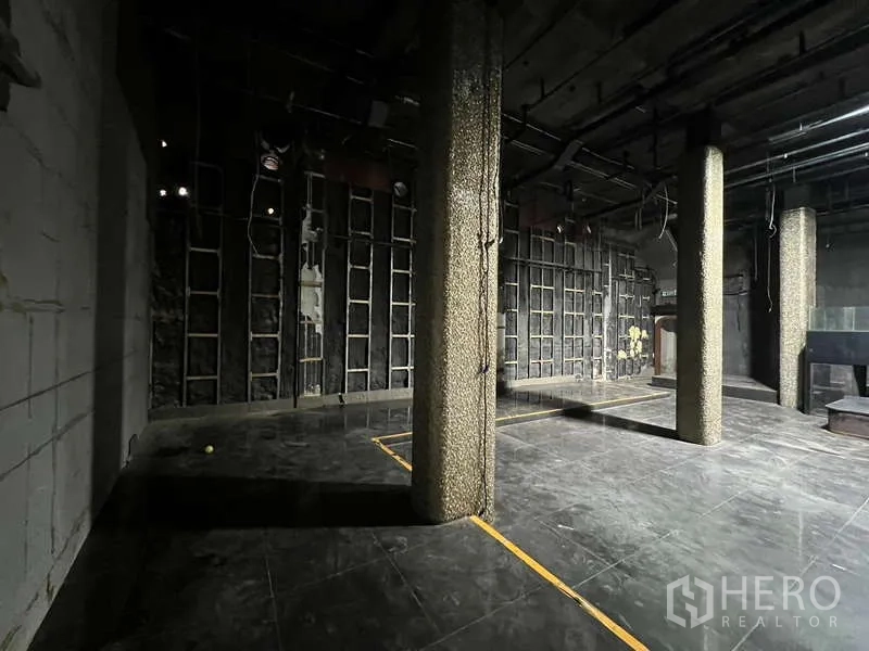 อาคารพาณิชย์ ให้เช่า - พื้นที่เสากลม ผนังโครงเหล็กแบบบันได เพดานเปลือย