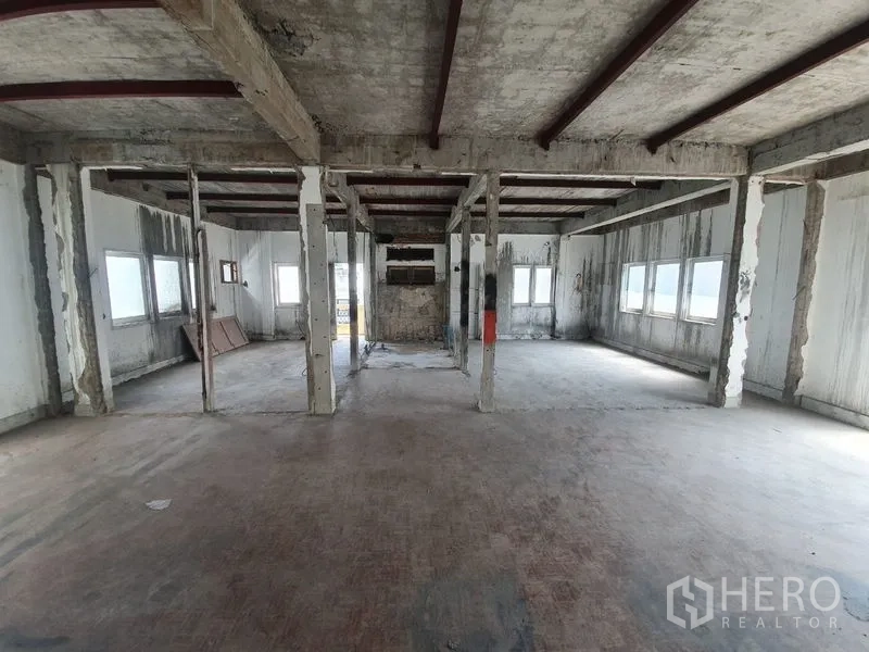 อาคารพาณิชย์ ให้เช่าในKhlong Toei, Bangkok - ชั้นบนยังไม่ตกแต่ง มีเสาคอนกรีตหลายต้นและหน้าต่างหลายบาน