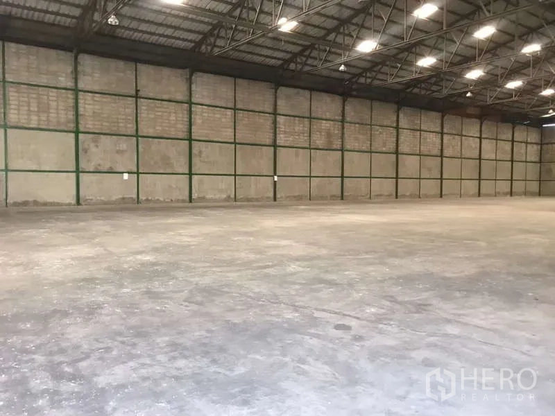 工厂 出租在Bang Pakong, Chachoengsao - 大跨度厂房，钢结构屋顶与加固墙体，地坪平整。