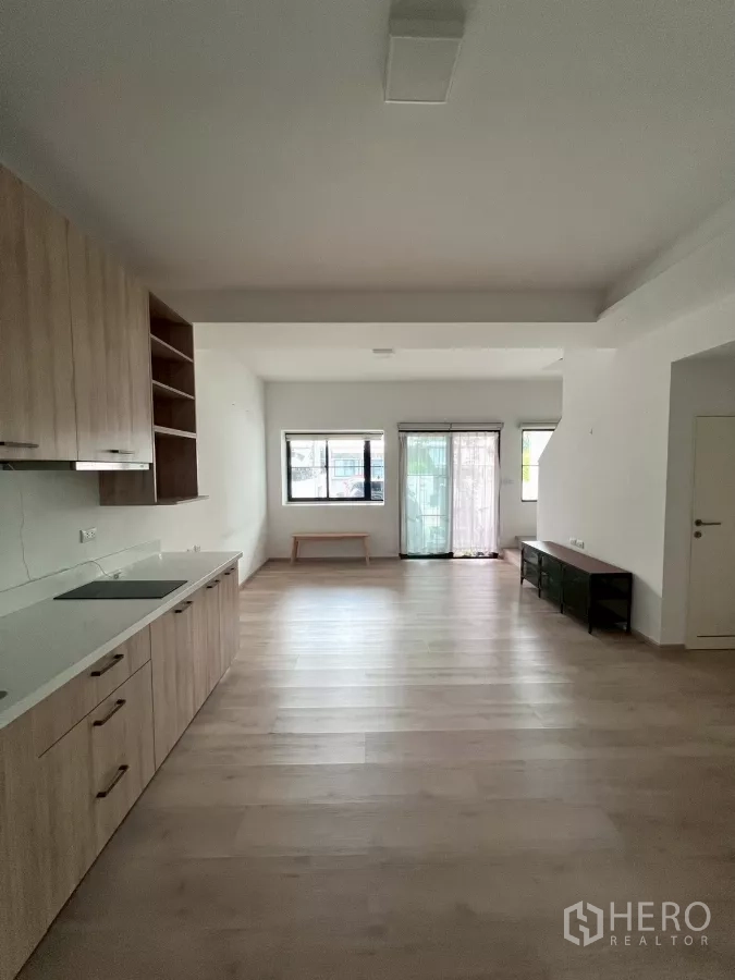 ทาวน์เฮาส์ ให้เช่าในBang Phli, Samut Prakan - มุมกลับของโถงรับแขกสว่าง โปร่ง พร้อมหน้าต่างหลายบาน