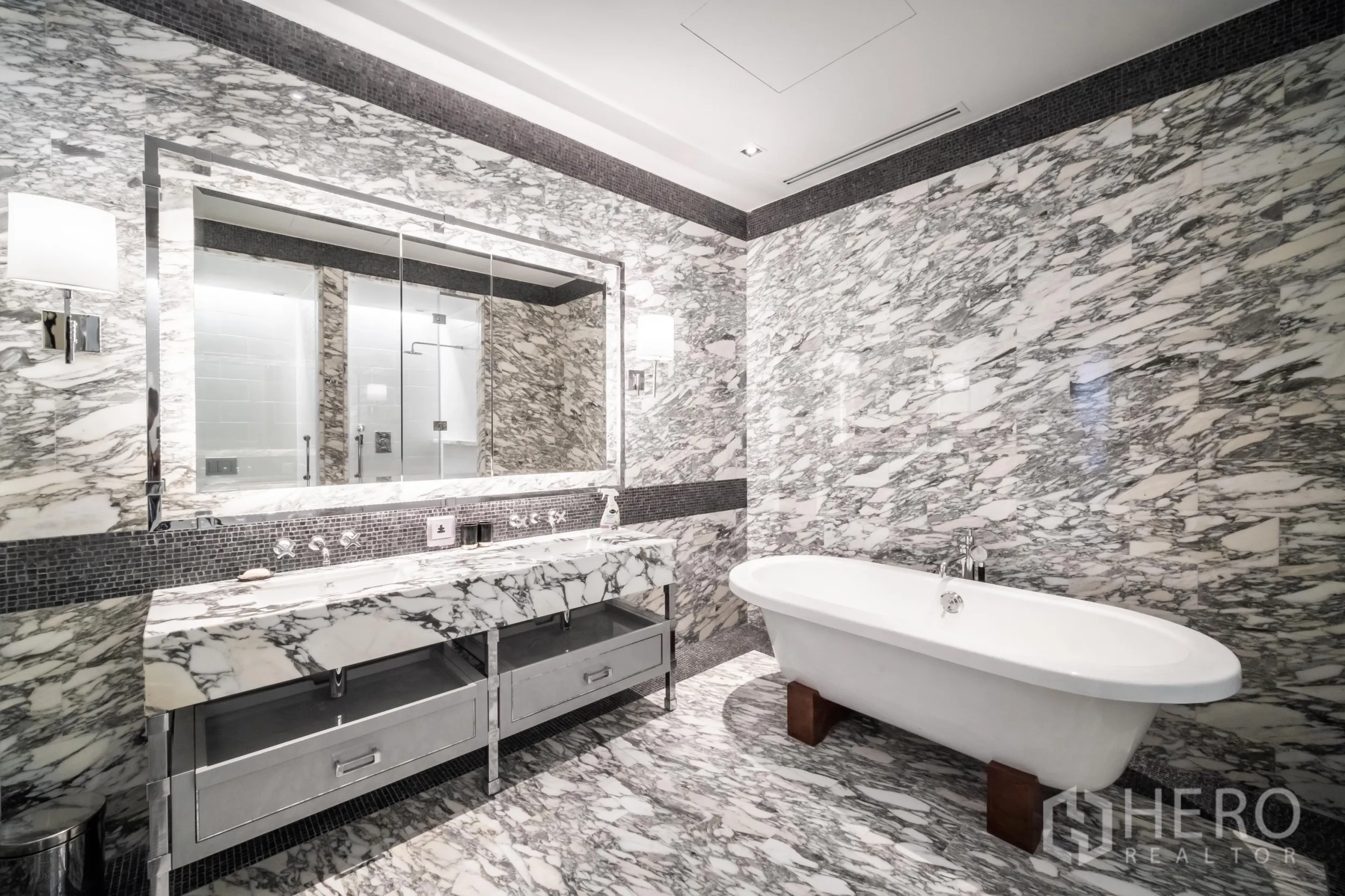 公寓 出租在Bang Rak, Bangkok - 大理石卫浴，双台盆搭配独立浸泡浴缸。