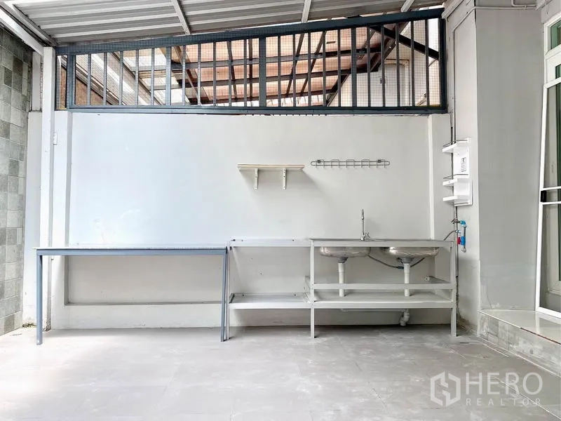 ทาวน์เฮาส์ ให้เช่าในPrawet, Bangkok - พื้นที่ซักล้างหลังบ้านแบบมีหลังคา พร้อมเคาน์เตอร์ อ่างล้างจานคู่ และชั้นวาง