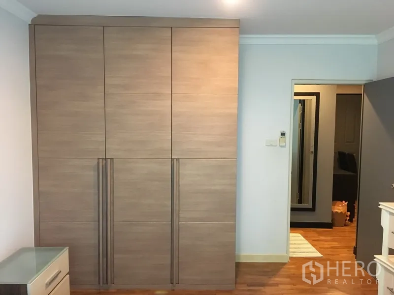 公寓 出售在Khlong Toei, Bangkok - 次卧展示大型嵌入式衣柜与木地板。