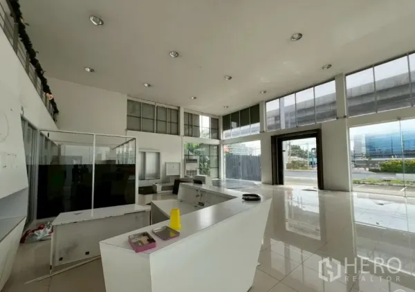 展厅 出租在Saphan Sung, Bangkok - 开放式展示区，设接待台与大面积玻璃入口