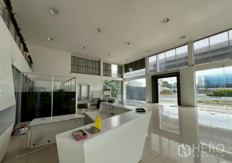 展厅 出租在Saphan Sung, Bangkok - 开放式展示区，设接待台与大面积玻璃入口