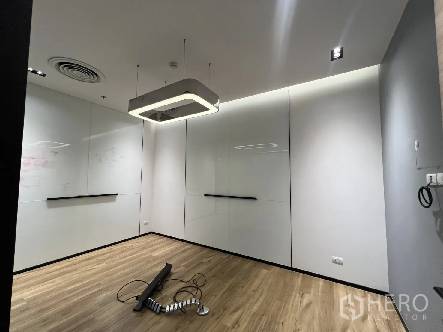 办公空间 出租在Huai Khwang, Bangkok - 会议室，书写玻璃墙、吊灯与木纹地面。