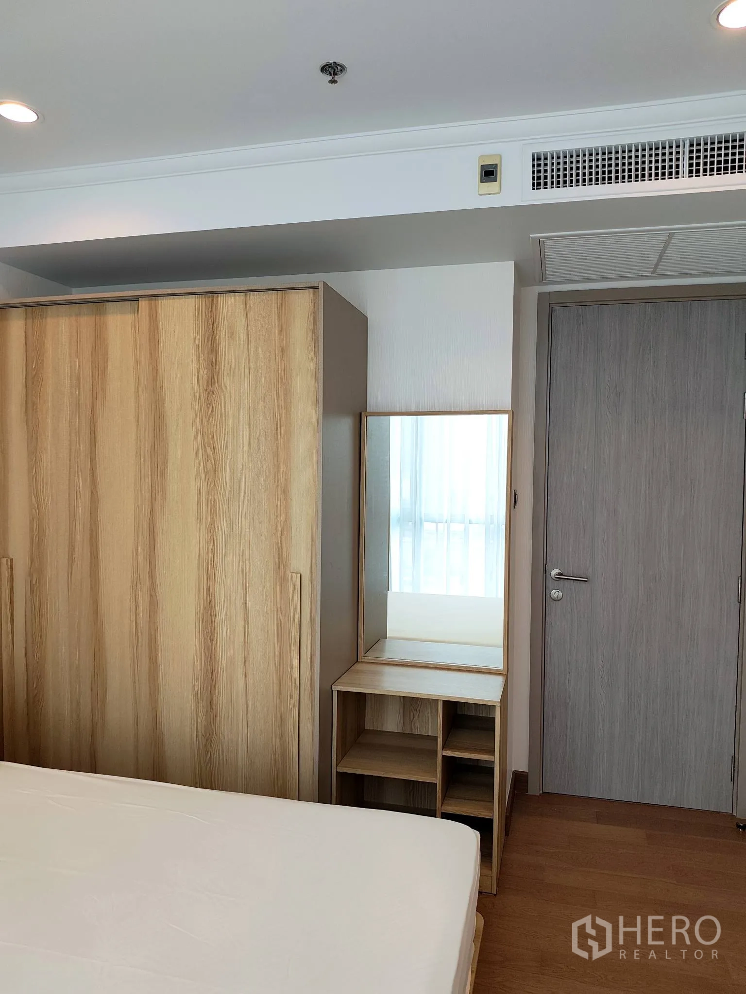 公寓 for rent in Watthana, Bangkok - 卧室一角设有木质衣柜和梳妆台。