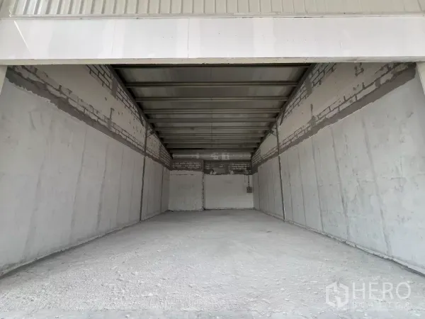 零售空间 出租在Watthana, Bangkok - 正面视角的深进式铺位，适合租户自行装修。