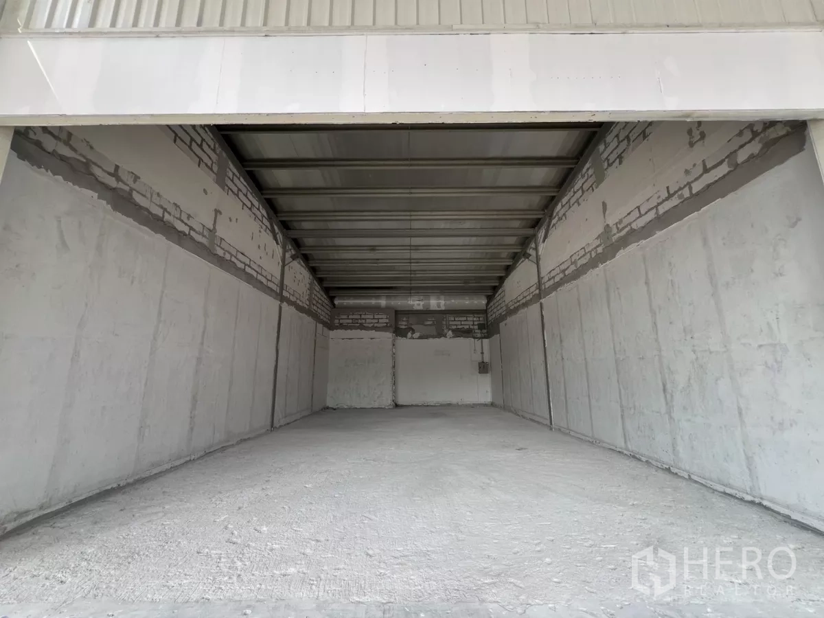 零售空间 出租在Watthana, Bangkok - 正面视角的深进式铺位，适合租户自行装修。