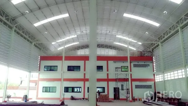 โรงงาน ขายในPathum Thani - พื้นที่ภายในโรงงานเพดานโค้งสูง โปร่งโล่ง โครงเหล็ก และอาคารสำนักงานสองชั้น