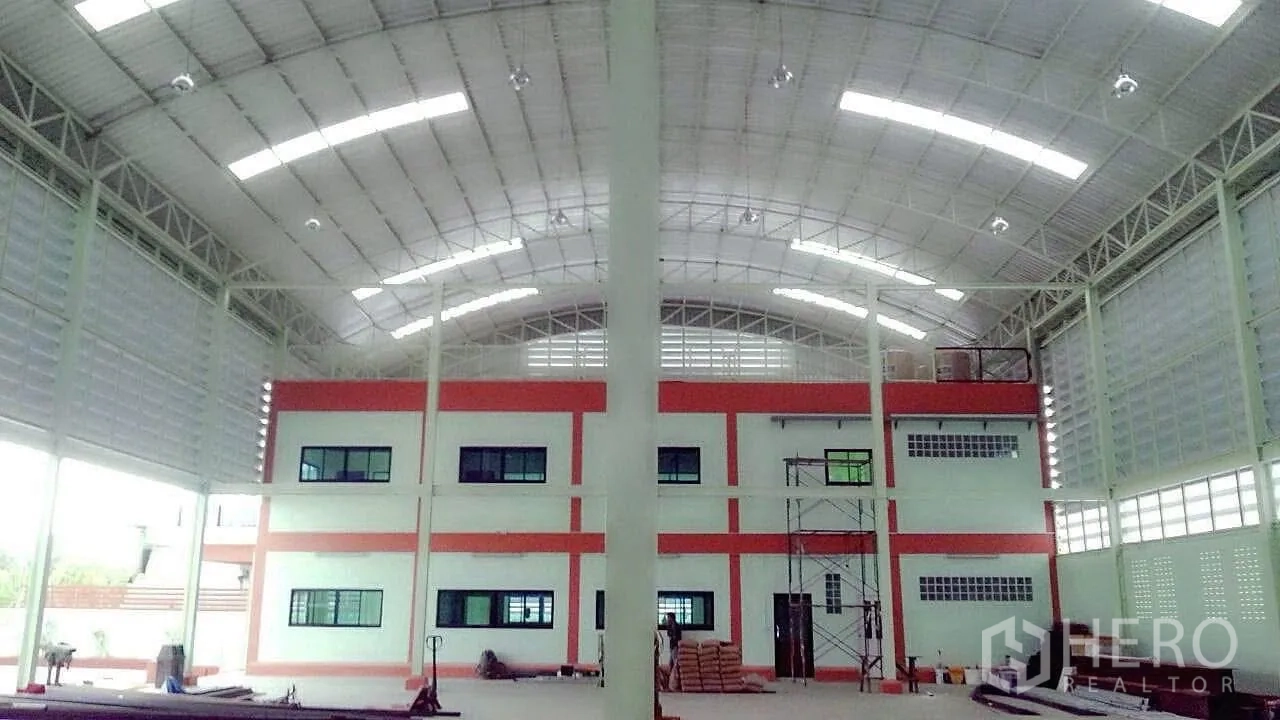 โรงงาน ขายในPathum Thani - พื้นที่ภายในโรงงานเพดานโค้งสูง โปร่งโล่ง โครงเหล็ก และอาคารสำนักงานสองชั้น