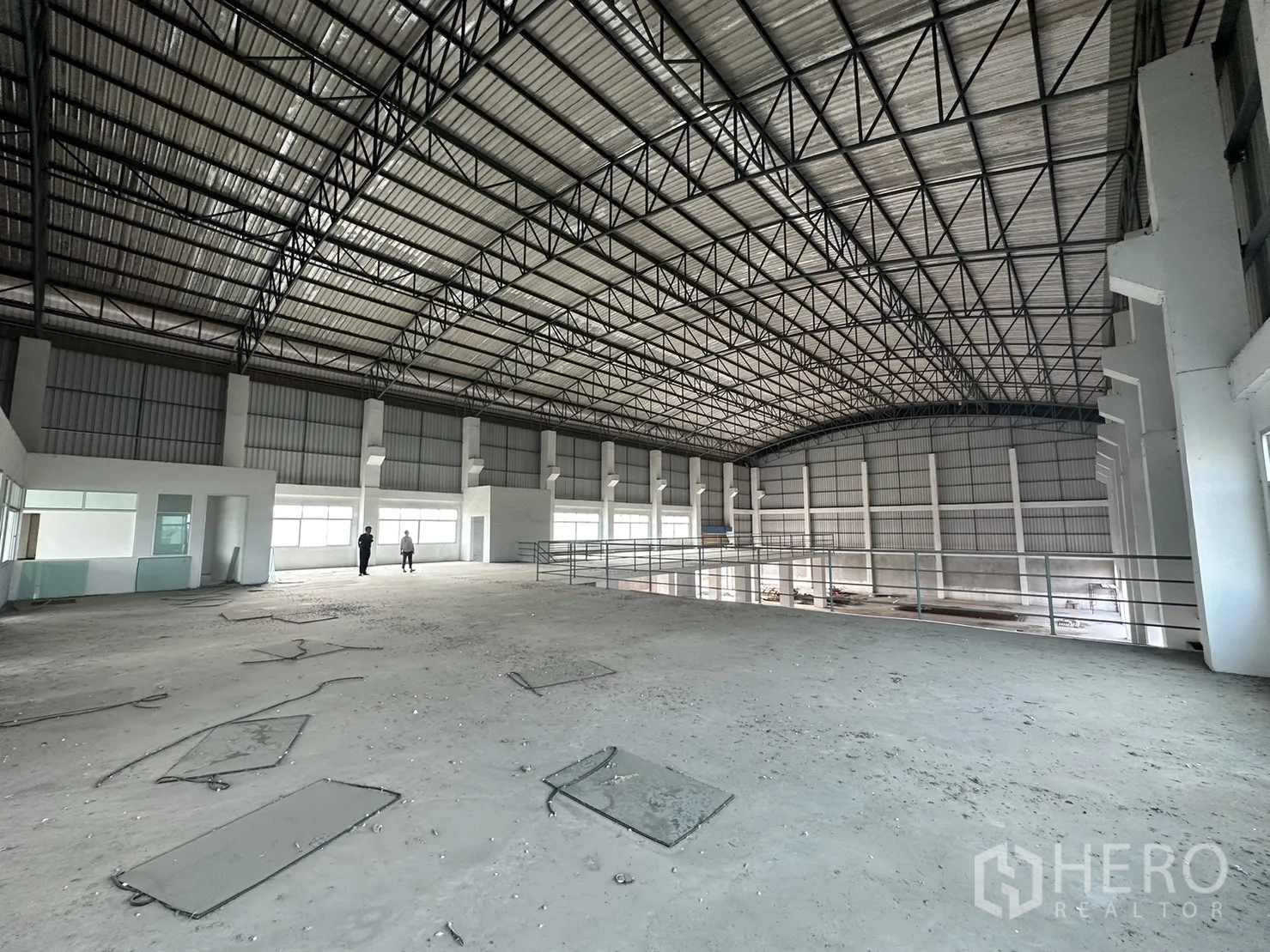 工厂 出租在Pak Kret, Nonthaburi - 宽大夹层平台，俯视生产区。