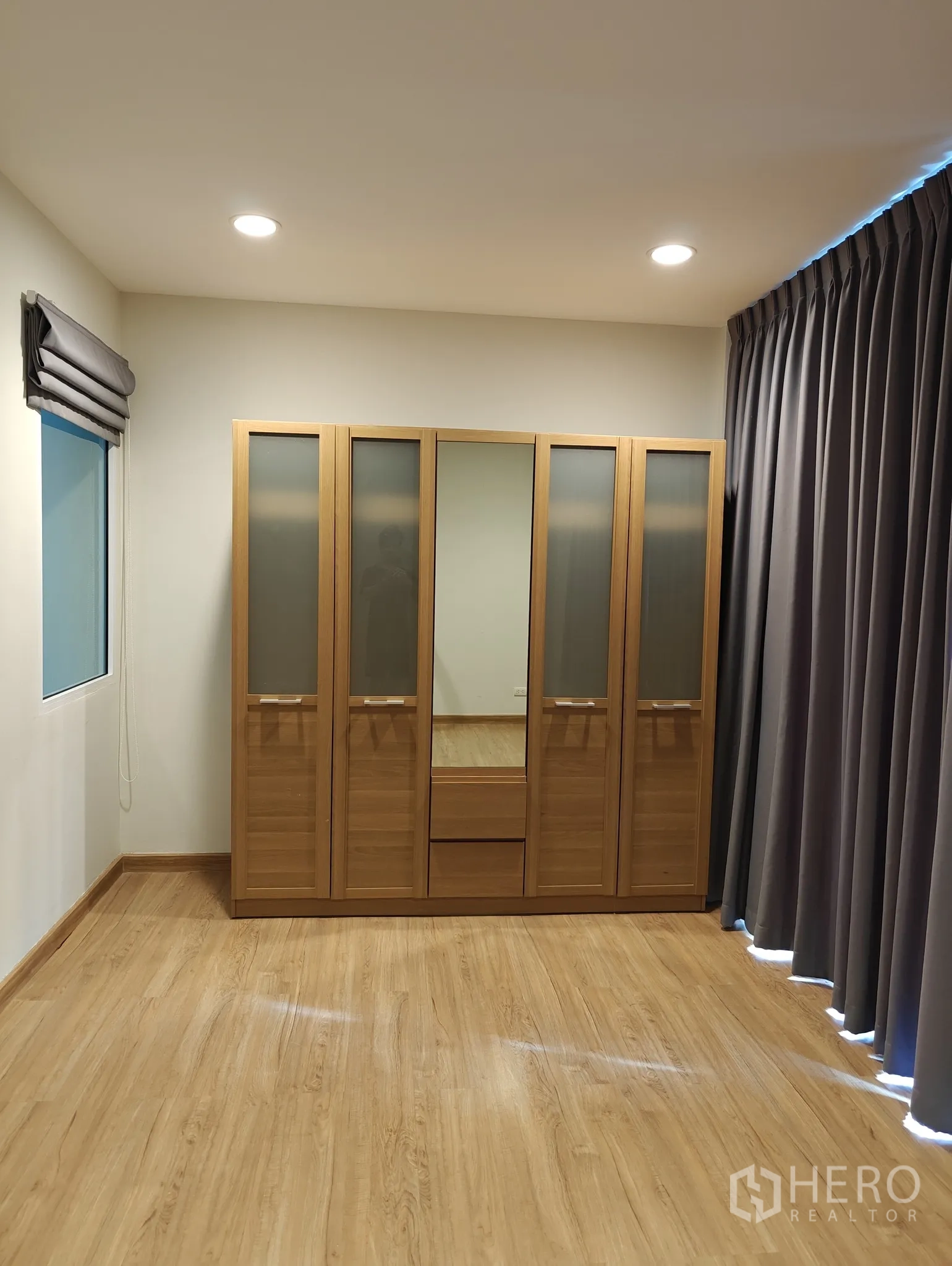 联排别墅 出租或出售在Lat Phrao, Bangkok - 卧室铺木地板，配大衣柜与遮光窗帘。