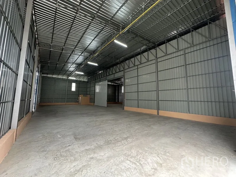 货栈 出租在Bueng Kum, Bangkok - 开放式仓库大厅，设有通往后方库区的分隔门。