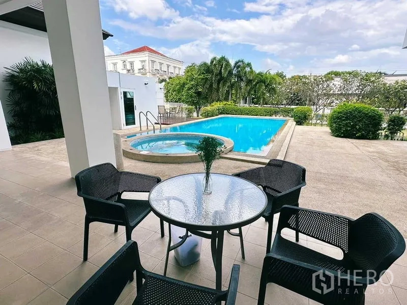 Detached House for rent or sale in Bang Phli, Samut Prakan - Shaded terrace with round spa and seating beside the pool