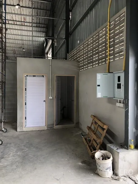 คลังสินค้า ให้เช่าในBang Kruai, Nonthaburi - ห้องออฟฟิศและห้องน้ำภายในโกดัง พร้อมตู้ไฟฟ้าควบคุม