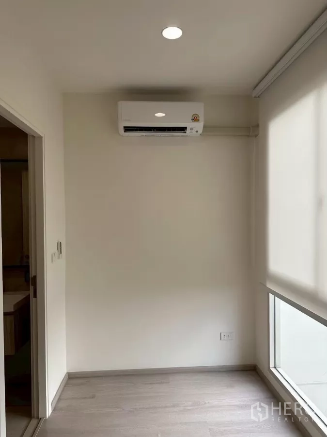 Townhouse for rent in Saphan Sung, Bangkok - Compact study or extra room with AC and a large window for natural light.