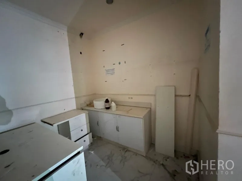 พื้นที่ขายปลีก ให้เช่าในWatthana, Bangkok - ห้องด้านหลังมีตู้เก็บของและท็อปเคาน์เตอร์ รอการรีโนเวต