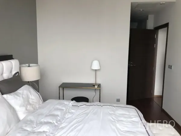 คอนโด ให้เช่าในWatthana, Bangkok - ห้องนอนสว่าง เตียงหัวเตียงบุ และโคมไฟสไตล์มินิมอล